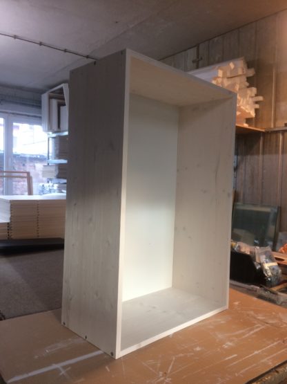 Tiefes Hängeregal mit Glas