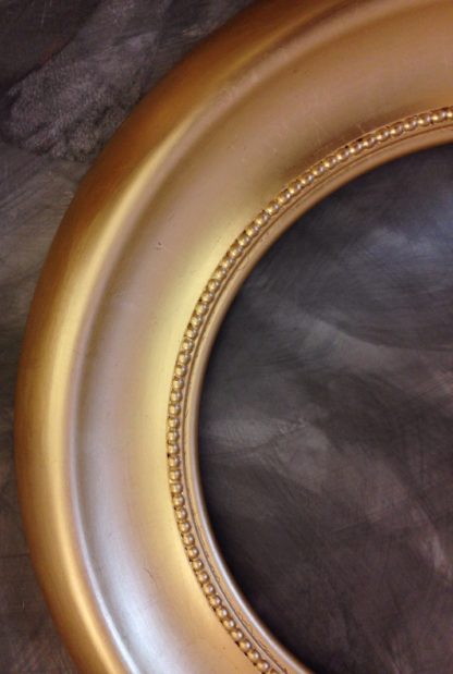 Breiter runder Rahmen in Gold Detail