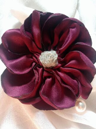 Handgefertigte Maroon Satin Brosche: Stoff-Corsage (R16)
