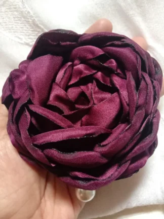 Handgemachte Maroon Satin Brosche Pfingstrose: Stoff-Corsage (R2)