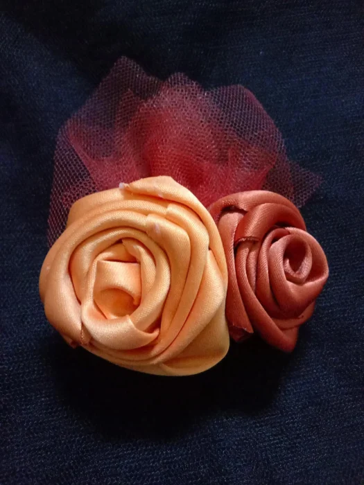 Handgemachte Rustikale Satin Brosche: Stoff-Corsage (R7)